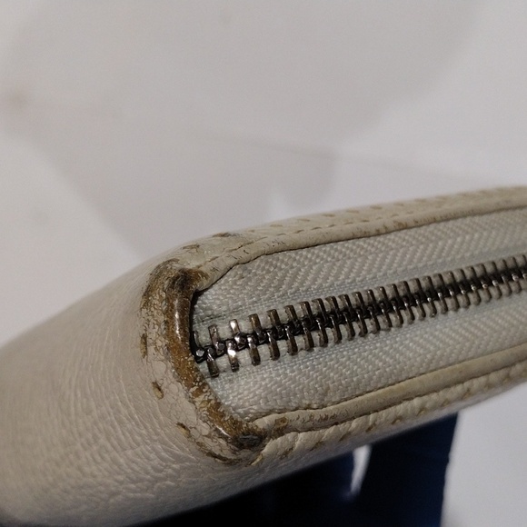 Coach Off-White Zip Wallet – Perforated C Logo Clutch | Elegant Designer Style - Picture 8 of 14